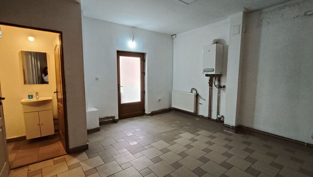 Inchiriez 120 m², vad comercial foarte bun si parcare, 800 €, A Saguna