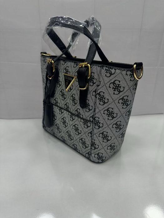 Дамска чанта GUESS