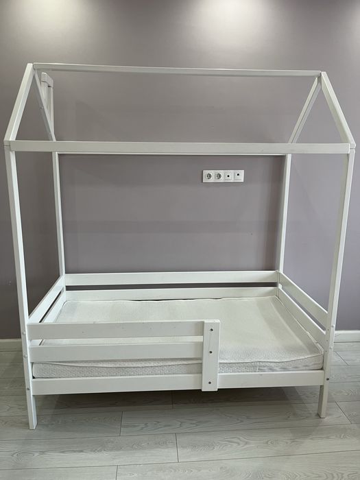 Продам детскую кровать домик с матрасом