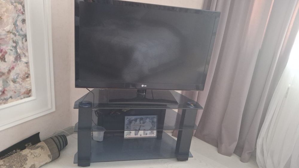 Телевизор LG с подставкой