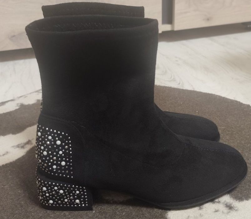 Дамски боти с камъчета на тока.