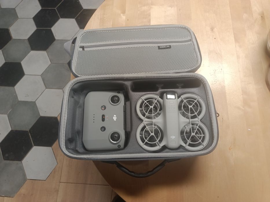 DJI NEO FLY MORE COMBO cu geanta și picioare de aterizare