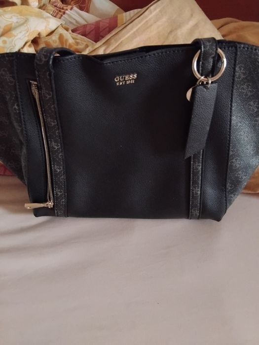 Продавам изгодно дамска чанта на Guess