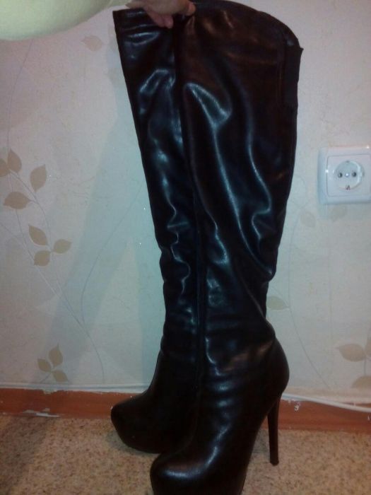 Кожаные сапоги.в подарок туфли