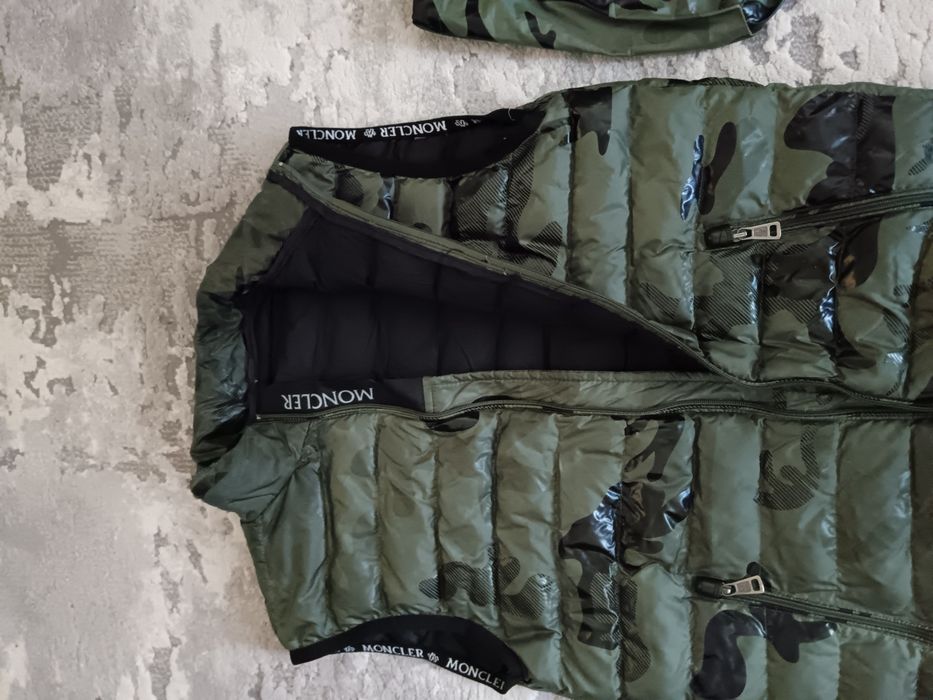 Vând vestă Moncler