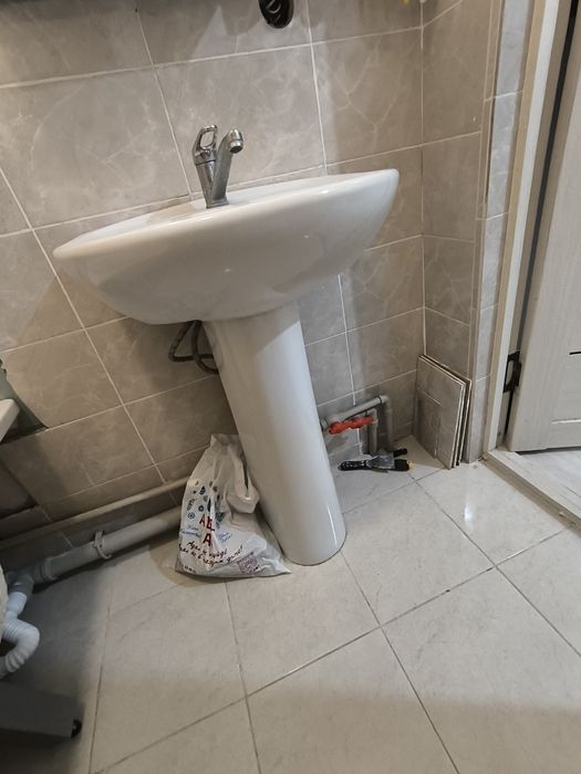 Раковина, смеситель, зеркало