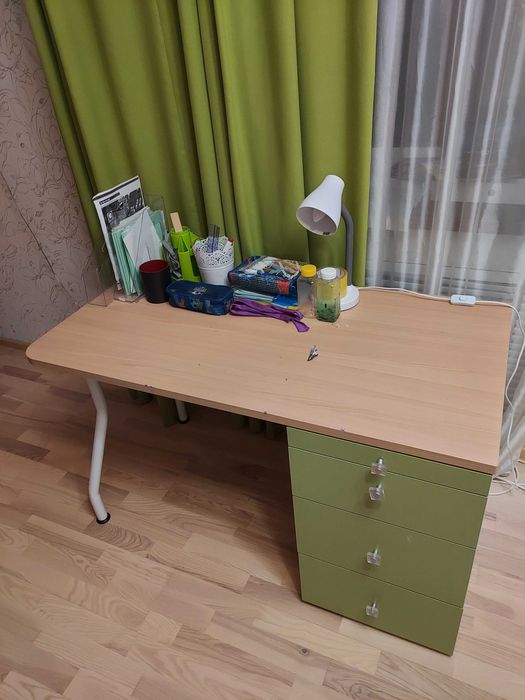 Двухярустная кровать,шкафы,стол