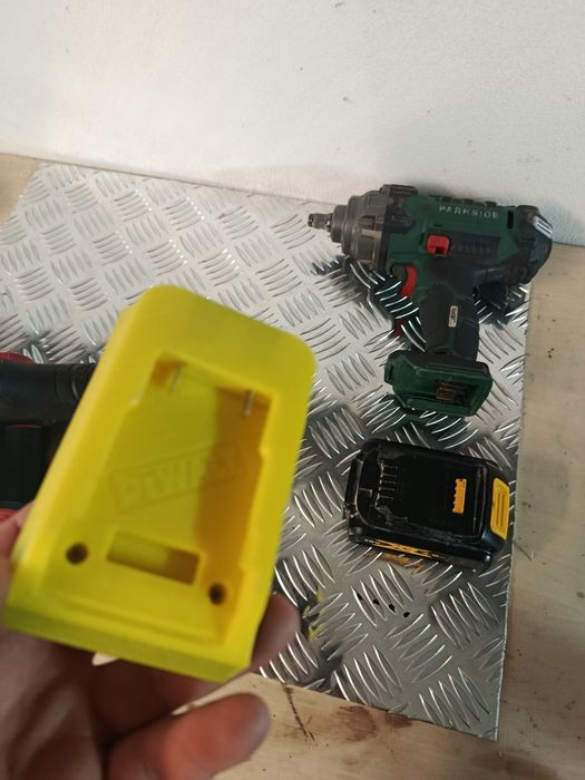 Adaptor baterie DeWalt la scule Parkside