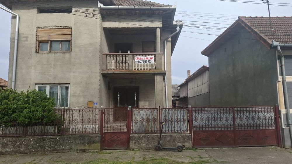 Vind casa cu anexe si gradina