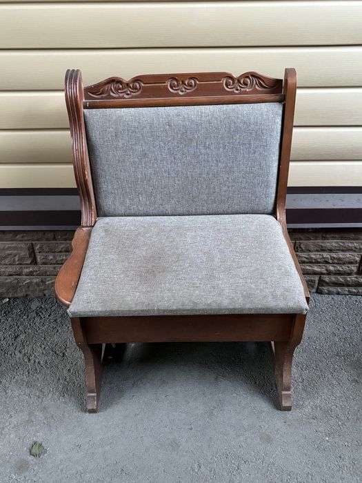 Продам кухонный стол и стулья