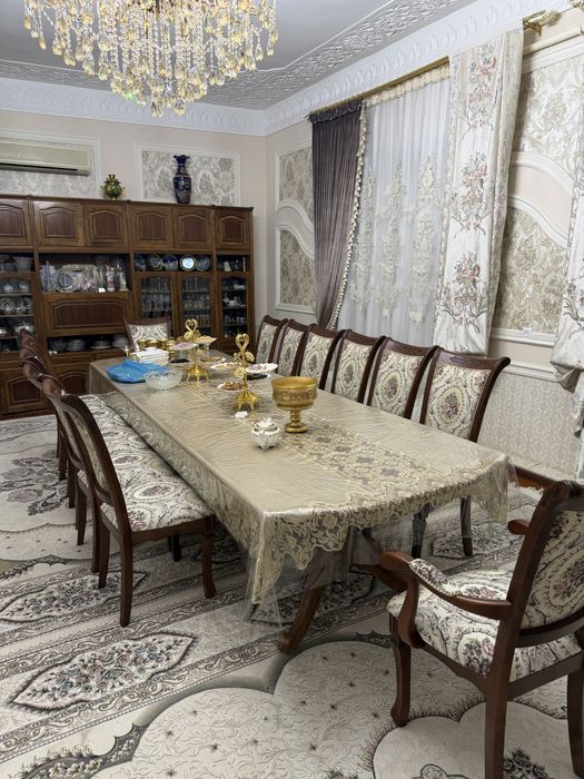 Меҳмонхона учун классик 12 та стул ва 2 та кресло, аъло ҳолат.