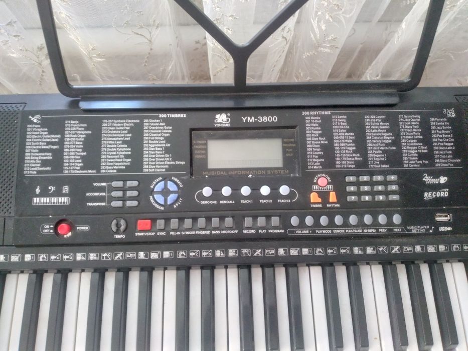 Продам синтезатор.