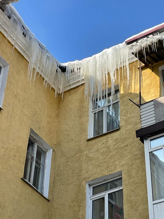 Чистка крыш, Сбив сосулек