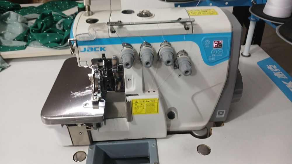 Продаётся швейный машинки в комплекте