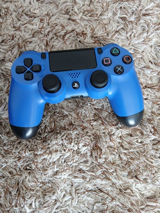 Vând ps4 cu manete