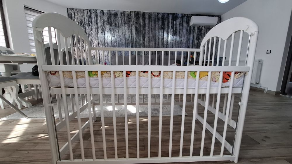 Vând pătuț din lemn pentru bebelusi