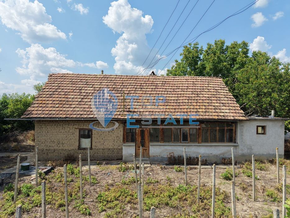 Едноетажна къща с голям двор и кладенец в село Драгомирово