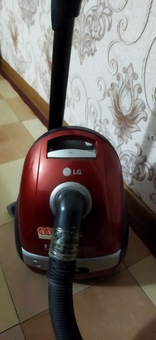 Пылесос LG в рабочем состоянии,1700W