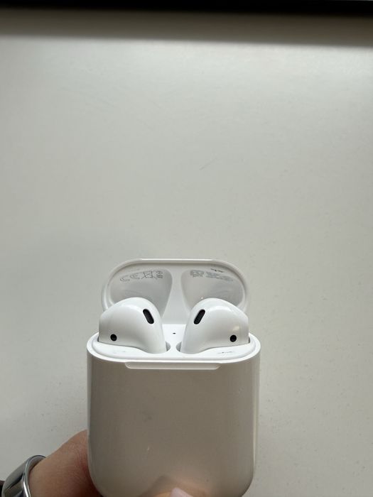 AirPods 2, с кабел за зареждане и калъф