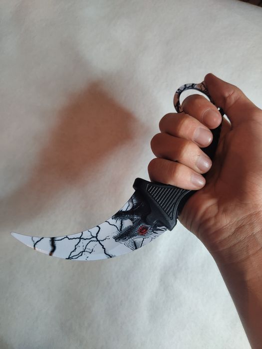 Продавам Karambit White Dragon