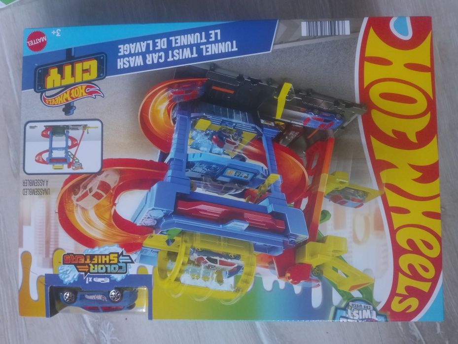 Продавам детска писта с количка