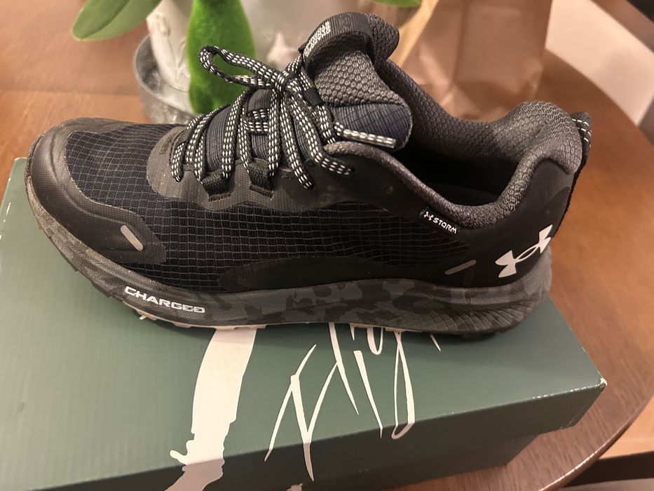 Adidasi under armour charge