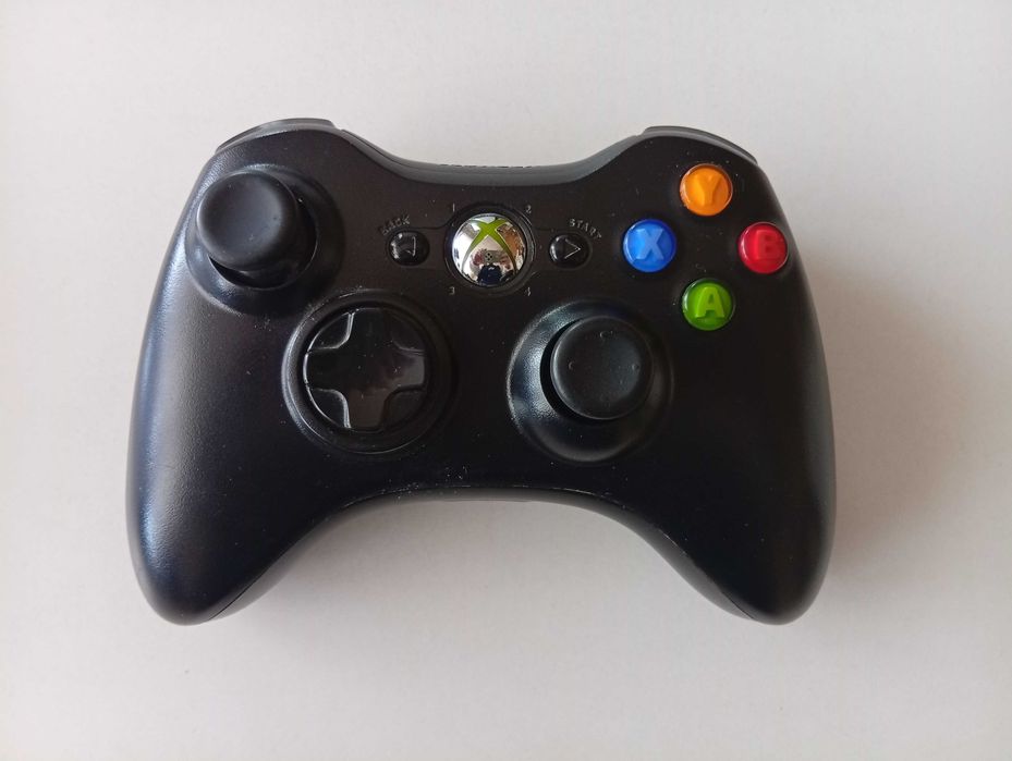 Конзола Xbox 360 E 500GB+Кутия+Оригинален Контролер+Kinect V2+2 Игри