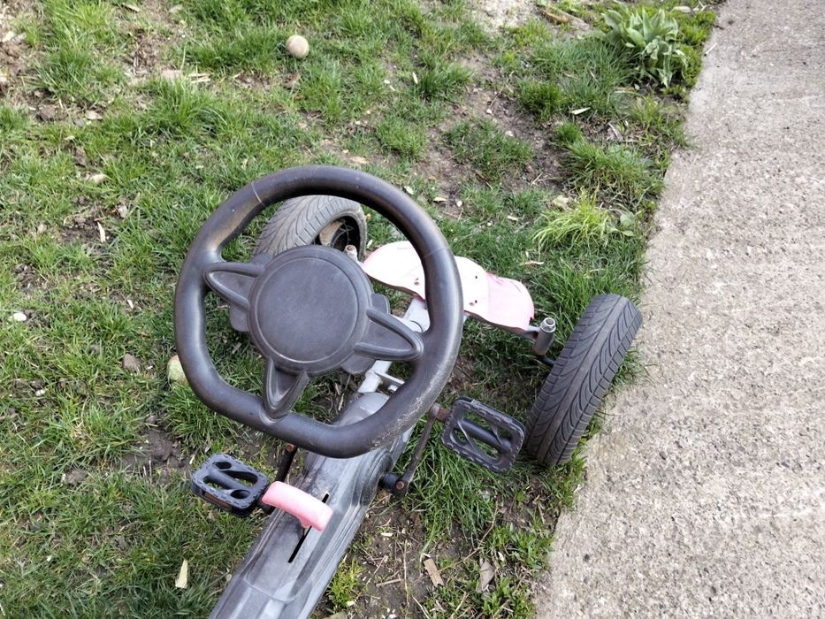 Kart cu pedale, pentru copii  cu greutate pana la 50 kg.