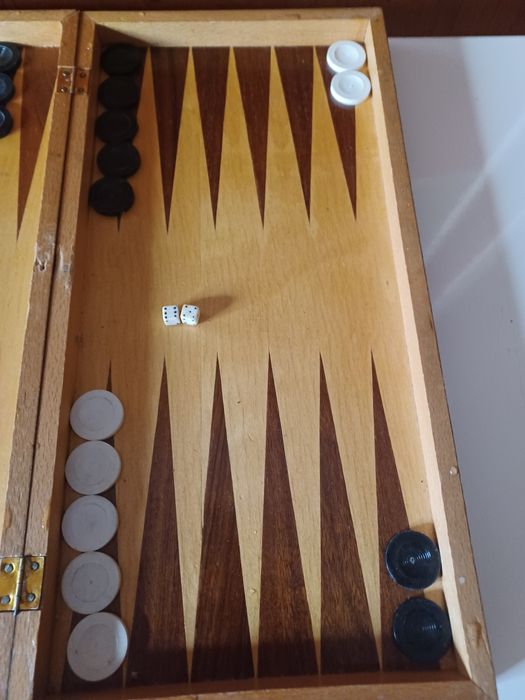 Българска дървена лак табла и шах за игра