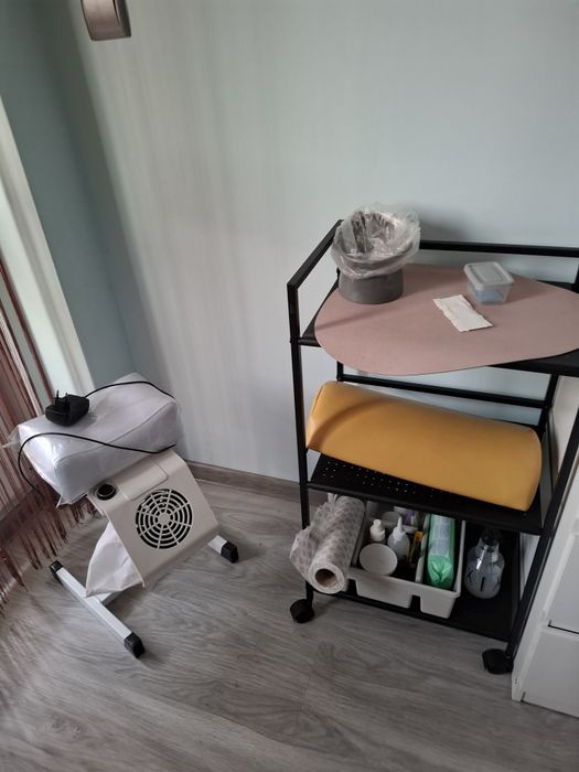 Педикюрен/косметичен стол, стойка за педикюр, етажерка