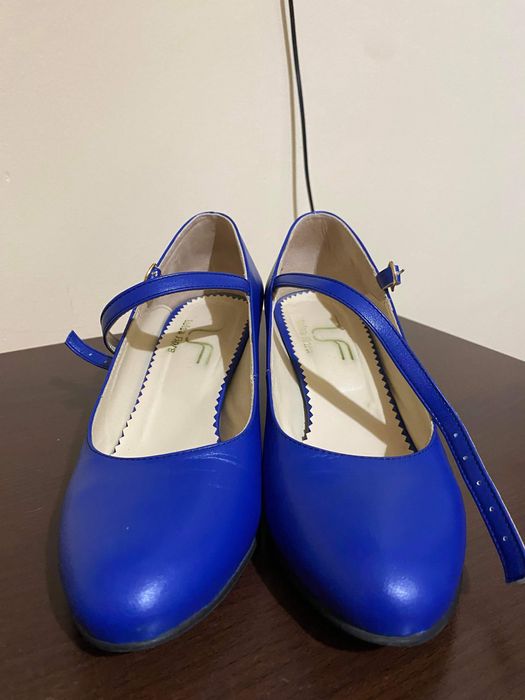 Vand pantofi cu toc