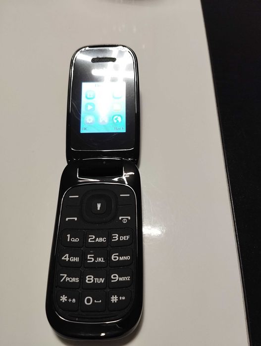 Telefon clăpița dual SIM cu micro SD camera  lanterna și radio