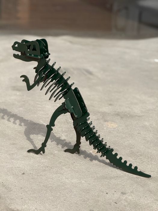 Dinozaur de metal