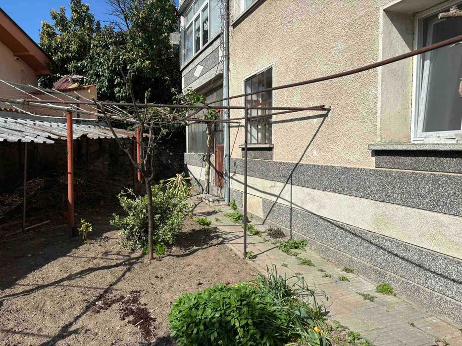 ЕТАЖ от КЪЩА с РЗП 120 кв.м, двор 150 кв.м, град Карлово