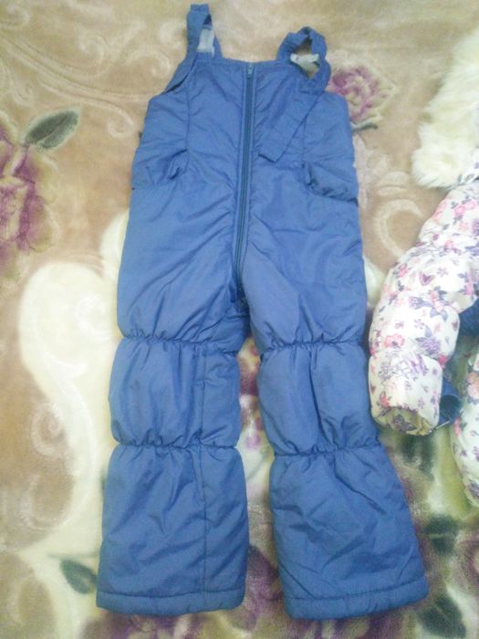Продам на девочку комбинезон 4-5 лет.  Все отстёгивается и настраивают