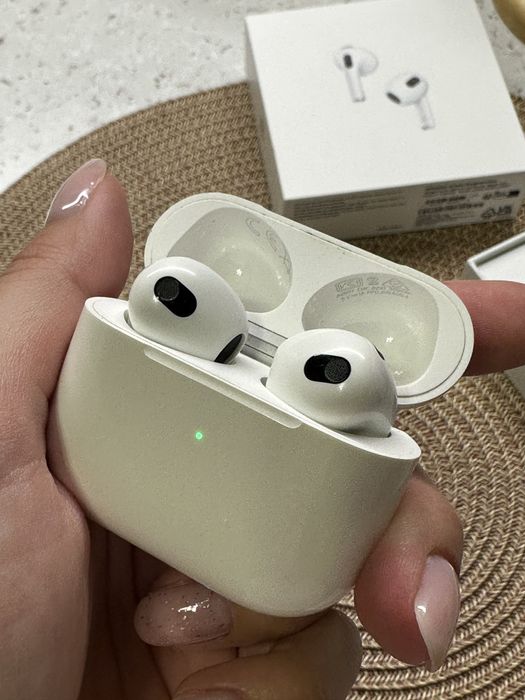 AirPods 3, с кутия