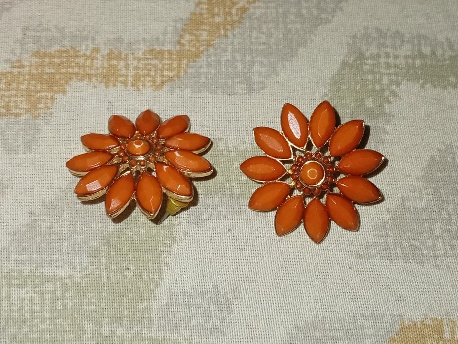 Cercei placați cu aur pe spate