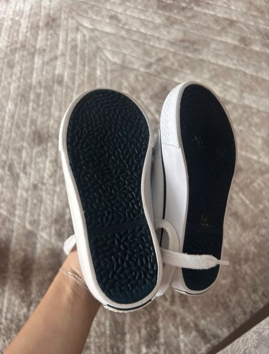 Adidași tip high-top albi pentru copii