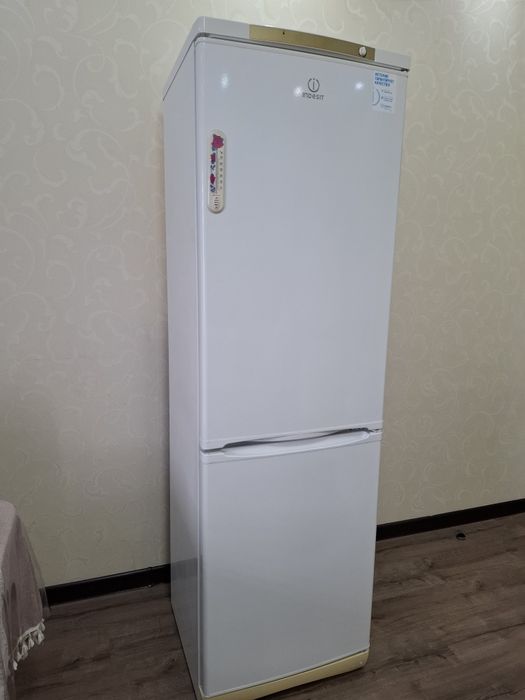 Продаеться Холодильник Indesit