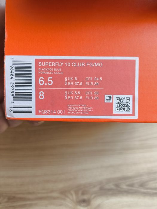 Два модела футболни обувки NIKE