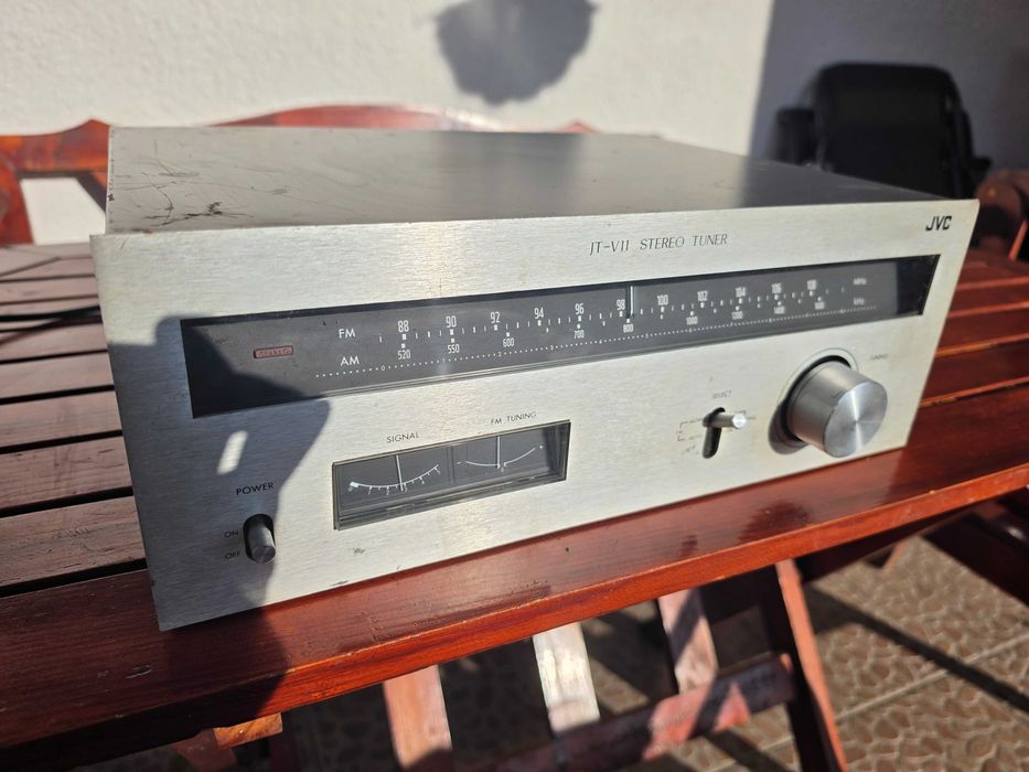 Vând tuner radio stereo JVC JT-V11, model vintage, fabricat în Japonia.