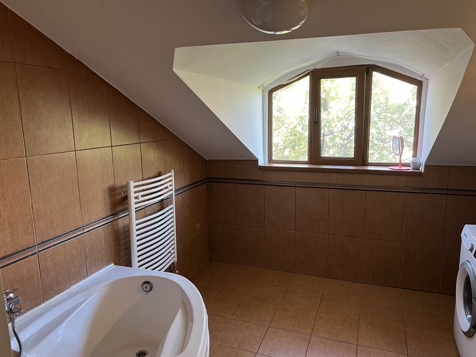 Inchiriez apartament 3 camere in vila