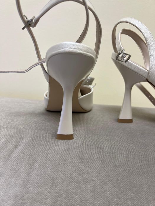 Pantofi gen stiletto albi cu accesoriu auriu noi cu cutie
