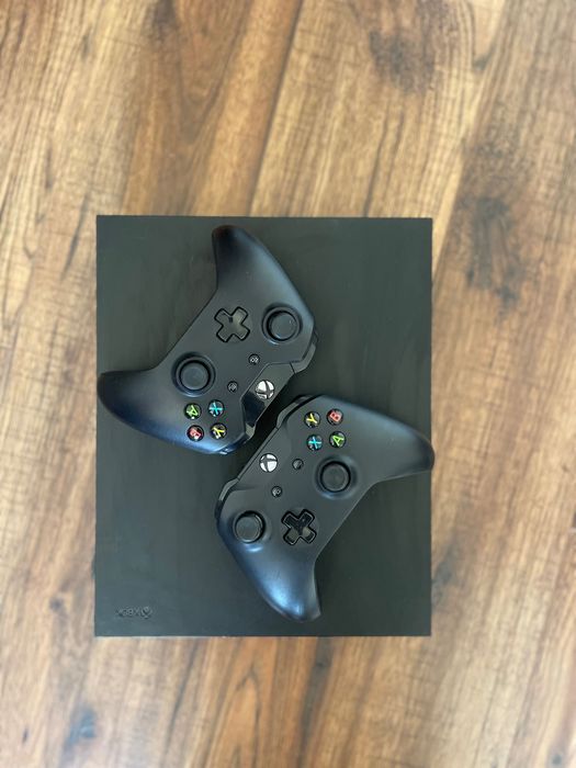 Xbox One X + 2 оригинални контролера