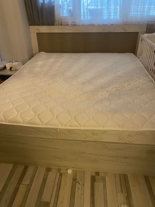 Спалня с матрак и подматрачни рамки + нощно шкафче