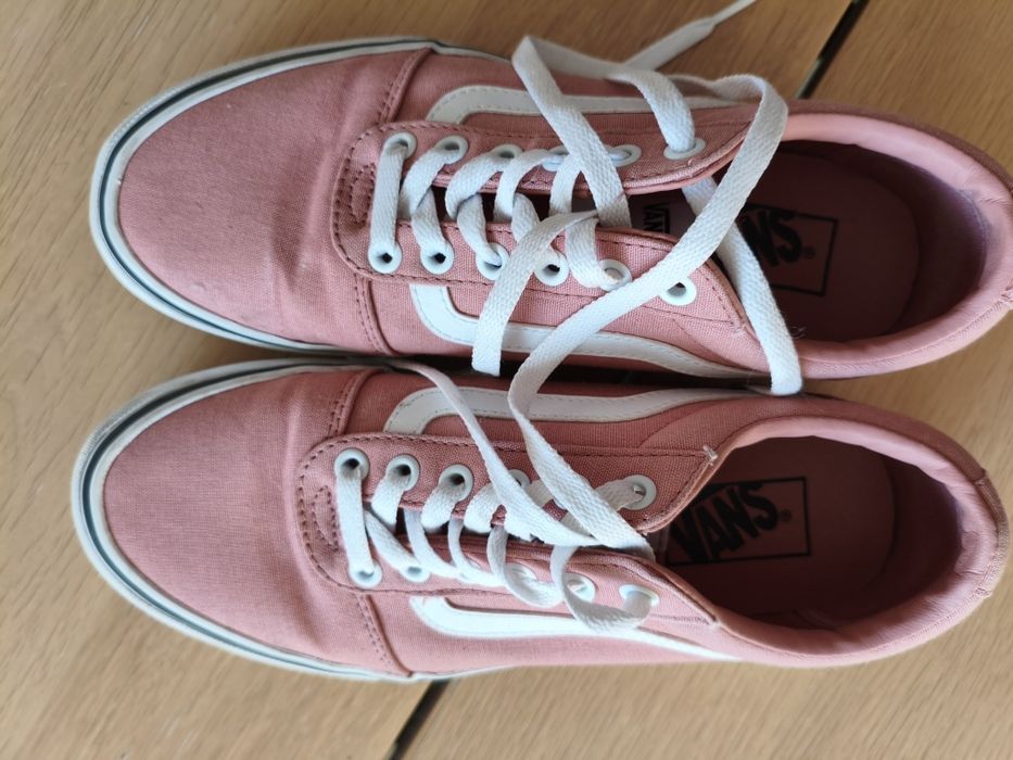 Продавам кецове Vans