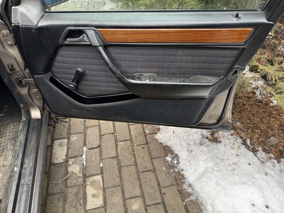 Продам обшивки мерседес 124