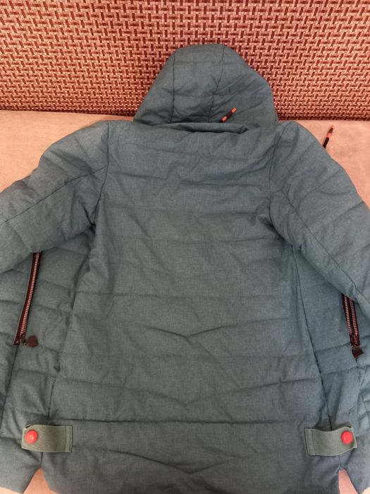 Продам б/у  куртка на сень для девочки