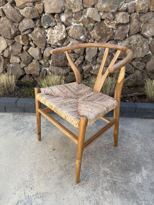 Стол от индонезийска Суара