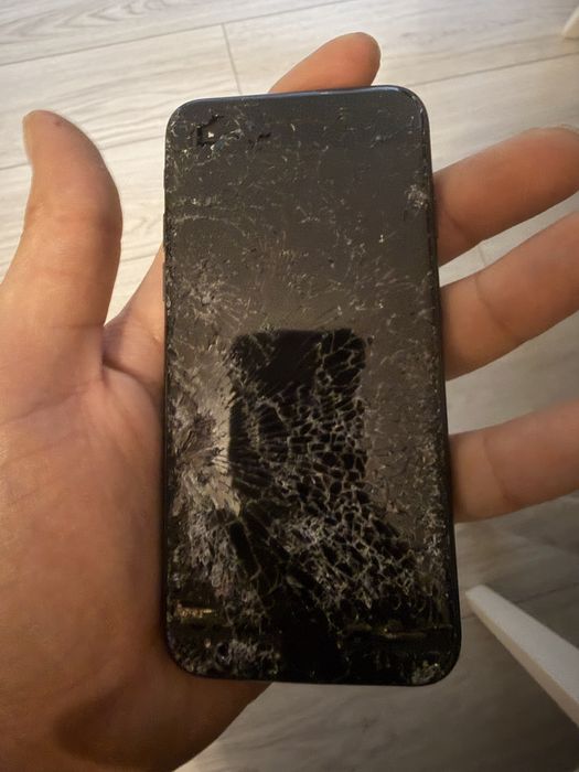 Продавам СПЕШНО Айфон СЕ 2020 и ОРИГИНАЛНИ слушалки Еърподс 3 !!